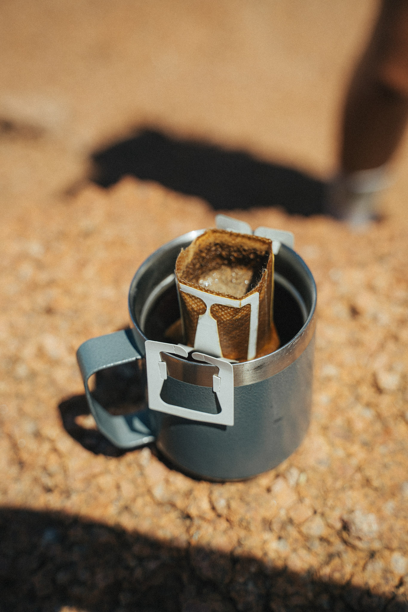 Drip bag ANOM en extraction dans une tasse