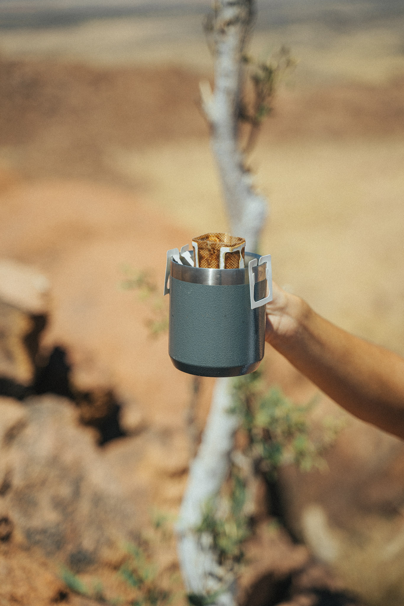 Tasse de cafe drip bag ANOM en exterieur