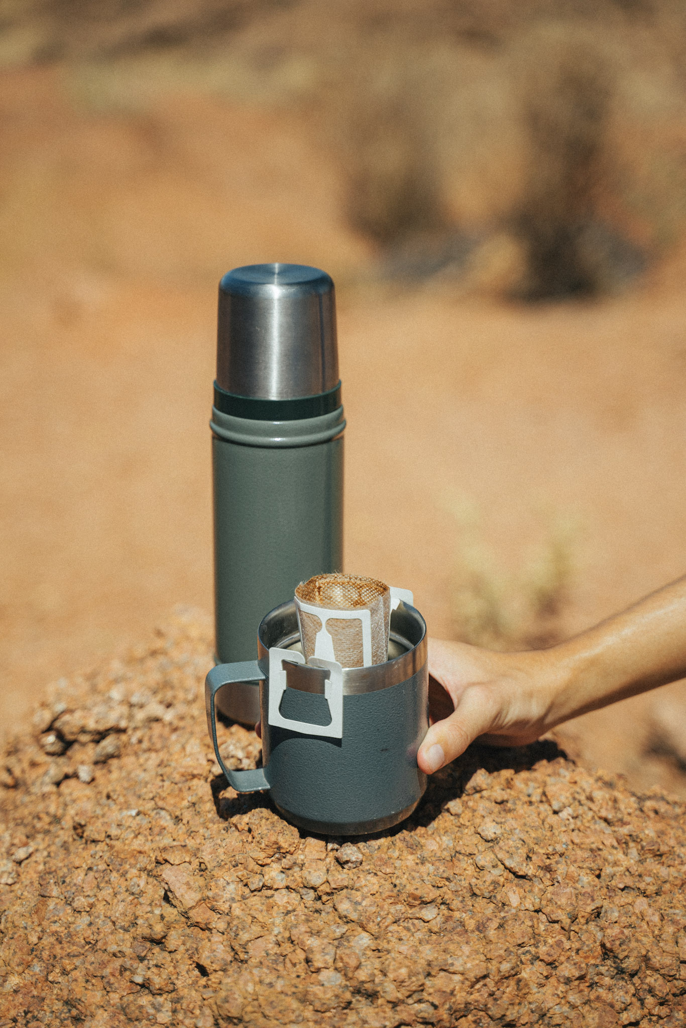 Drip bag ANOM installe sur une tasse